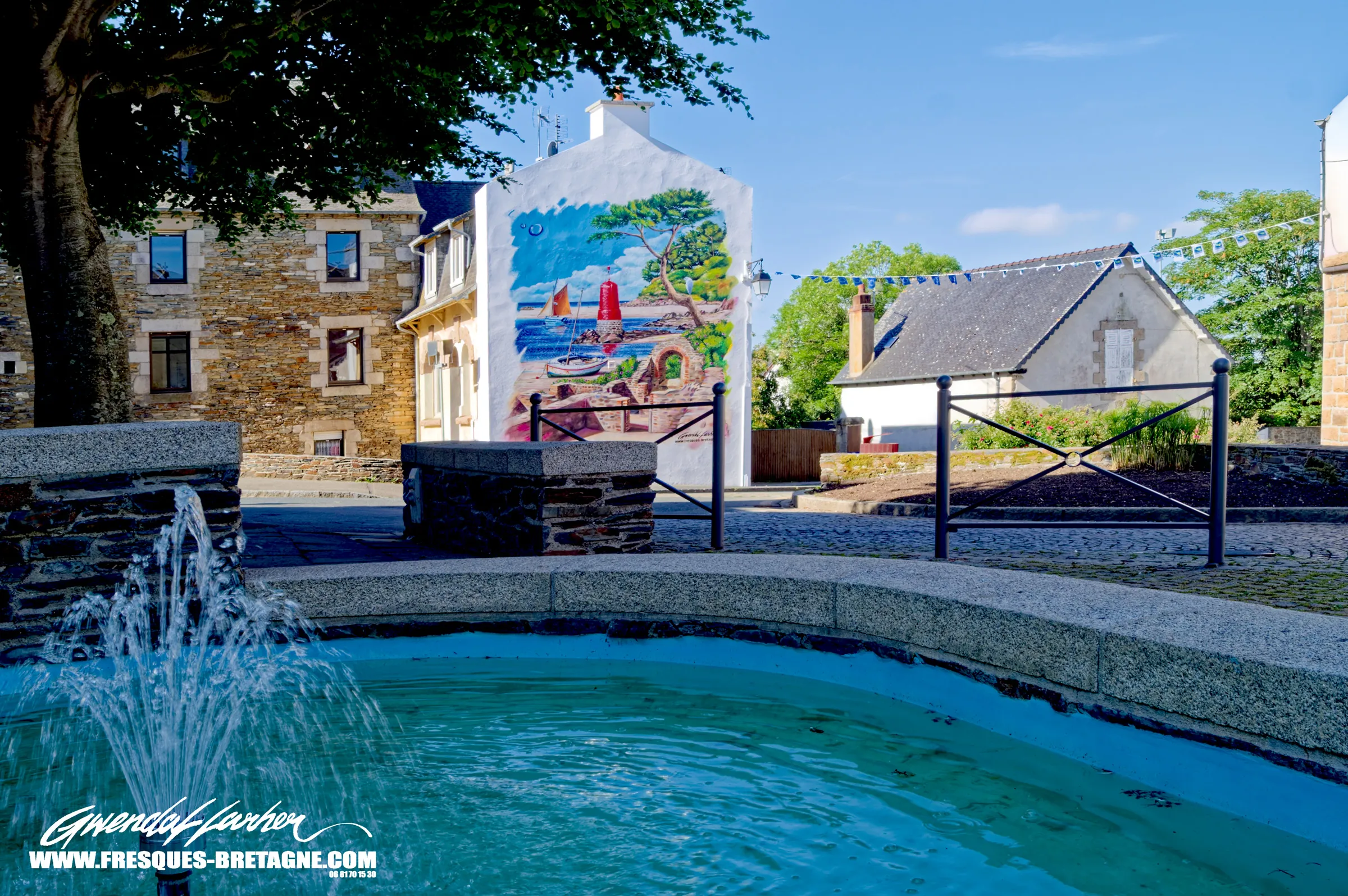 Fresque monumentale de street art sur le pignon d'une maison, paysage maritime avec phare rouge, voilier et pin peint en façade près de l'église de Plestin-les-Grèves